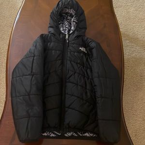 The North Face Reversible Boys Size Medium (8-10) Puffer coat.